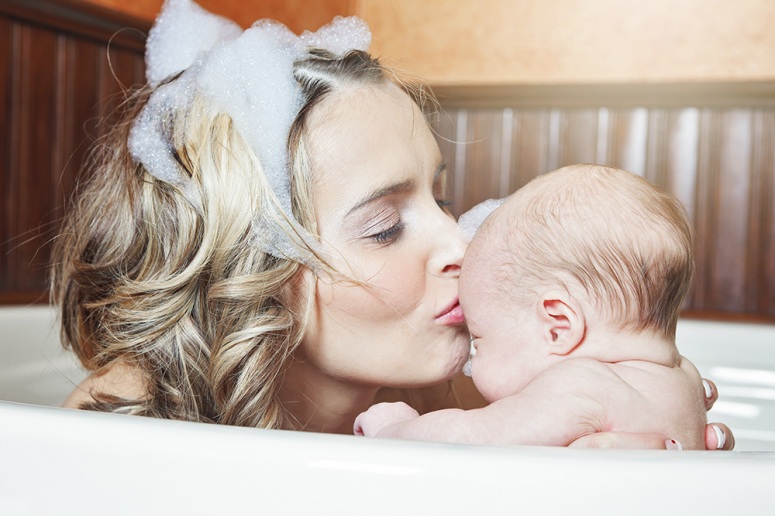 mom-having-bath-with-baby